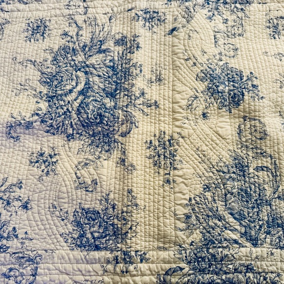 Blue Toile Quilted Pillow Cases (2) - Picture 4 of 4